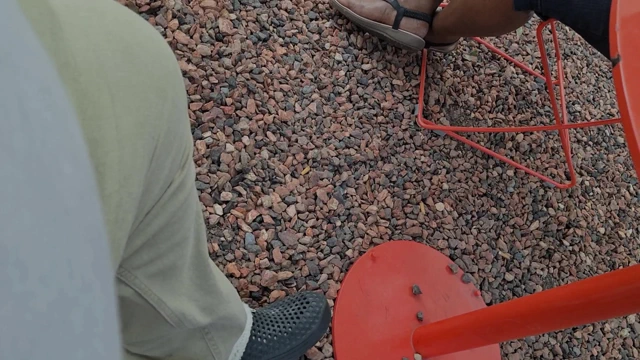 Tombul zenci uyluklar ve iri güzel kadın tombul sulu sarı ayak parmaklarıyla olgun ayaklar