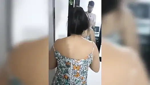 Üvey kız kardeşim için tırnaklarını yapmak için bir kit aldım ve çok mutlu ama ona bana porno videosu çekerek bana ödemesini söyledim