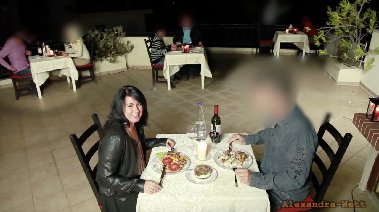 Restoranın ortasında sikiliyor. Tatlı için 3 kez sosla sikiş