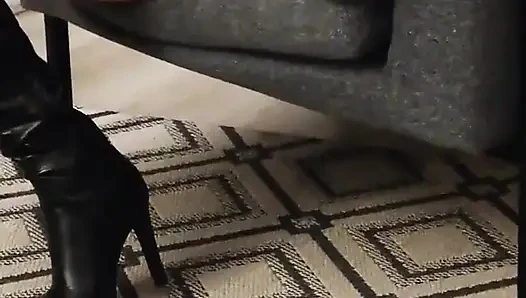 Deri giyiyor ve fışkırtıyor