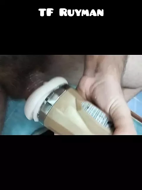 Amcığımı ve yeni ağzımı sikiyorum, ne sürtük. Onu sikmem için çok hareketsiz kalıyor.