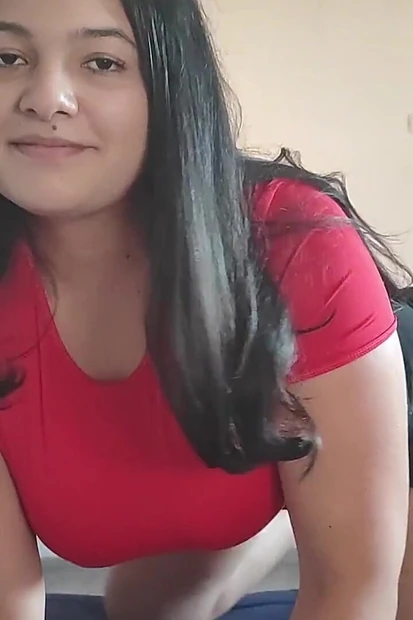 Молодая латина сосет член