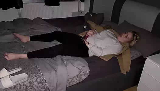 Mastürbasyon çoklu orgazm klitoris tatmin edici vibratör orgazm parmaklıyor ıslak amcık sarışın titreyen twitch inliyor