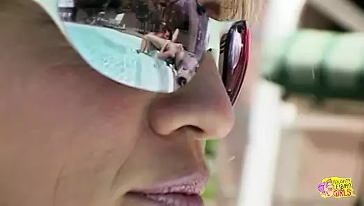 Sarışın bir dili pirsingli ve lezbiyen arkadaşını yalamak için kullanıyor