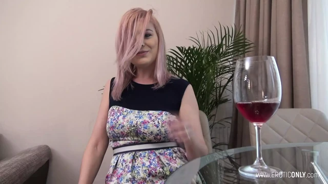 Orta yaşlı seksi kadın Jasmine Rouge'un ayaklarına boşalma