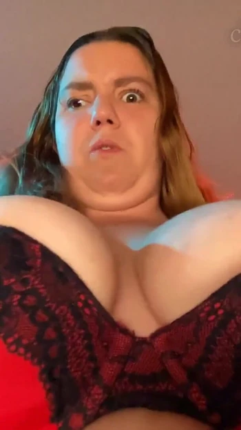 Волнующий момент из "Домина Marie скачет на тебе - маленький красный лифчик, большой фиолетовый дилдо и WeVibe - в видео от первого лица, cei, sph инструкция по дрочке - три"