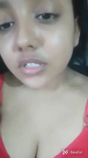 Обязательный для обмена момент из "Горячая крошка дези трахает себя в собственной комнате"