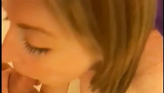 Muhteşem hatun ıslak amcığının büyük bir direk tarafından sert sikilmesini seviyor