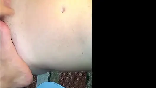 Kiffa yarağını sıkarken ve ayaklarına tapmasını sağlıyorken orgazm oldu