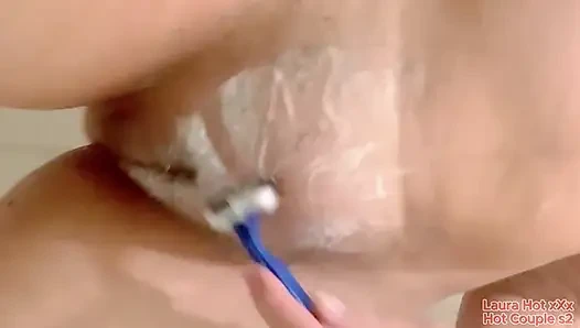 Duşta amımı tıraş ediyorum