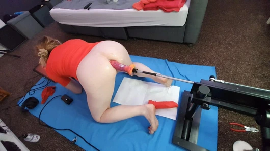 Orta yaşlı seksi kadın essex kız lisa için anal dildo sikişiyor ve fışkırtarak orgazm oluyor