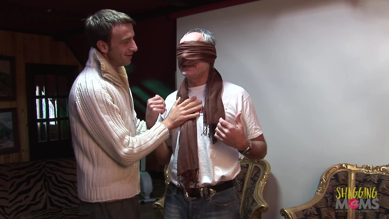 Sừng tóc vàng đĩ muốn nhiều hơn một cứng vòi nước