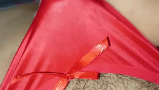 3. kez karımın kırmızı saten tangasıyla kurdeleyle boşalıyorum bu kadar seksi her giyişimde beni boşaltıyor...