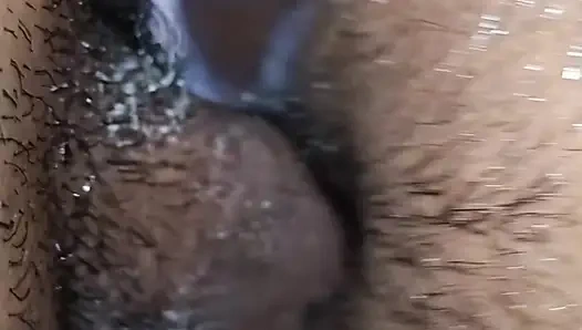 Hintli edepsiz büyük yarakla şımarık sikişiyor ve adam Hintli kızı ıslak amına sokacak eski pikap şemasını istismar ediyor