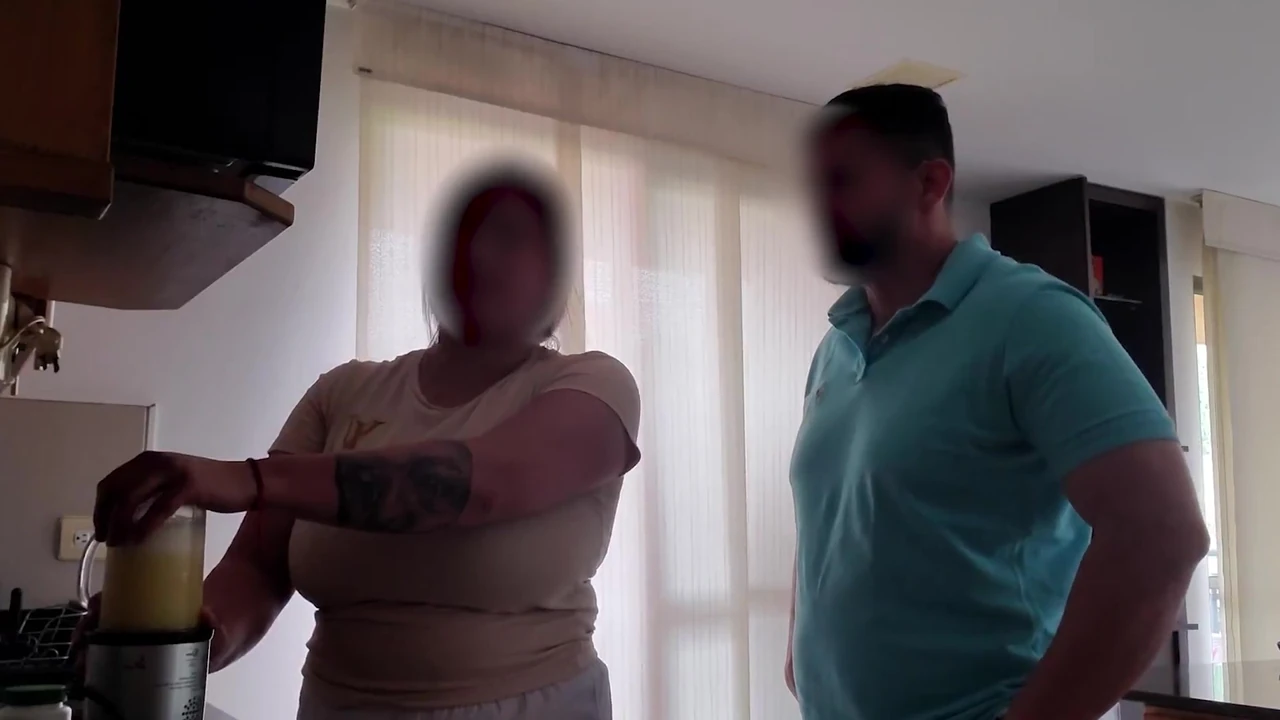 विशाल प्राकृतिक स्तनों वाली नौकरानी अपने बॉस को उनके साथ खेलने देती है