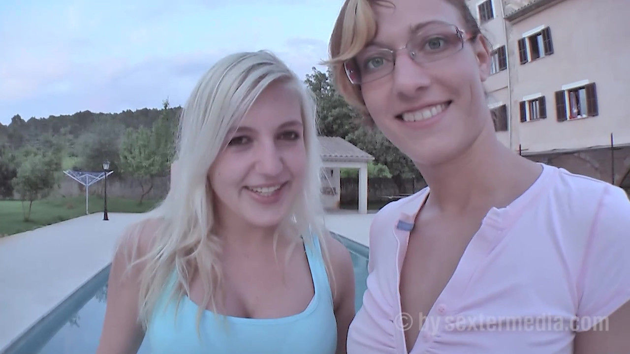 Willing piss girls let their piss squirt