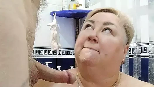 Göğsüme altın yağmuru alıyorum ve onun yarağını emiyor