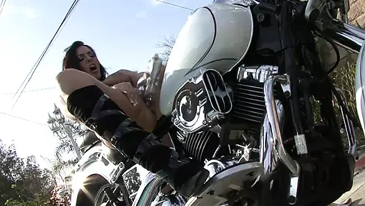 Havuz başında beni bekleyen seksi busty milf!