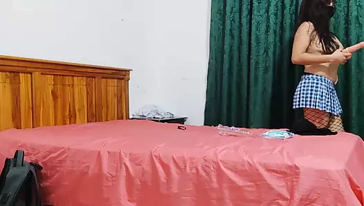 İri göğüslü öğrenci erkek arkadaşının ona verdiği dildoyla mutlu oluyor