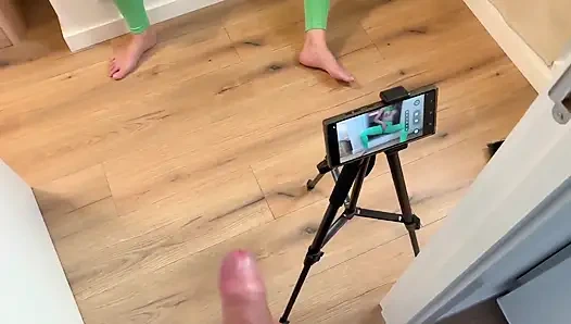 Şanslı adam kız arkadaşı porno videoları çekerken mastürbasyon yapıyor!!