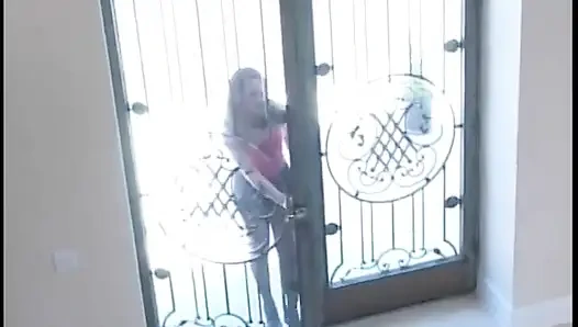 Yarak emen sürtük sakso çektikten ve sert bir yarağa bindikten sonra yüzüne boşalıyor