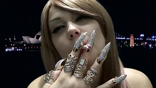 Tanrıça altın yarak ve tırnaklarla sigara içiyor!