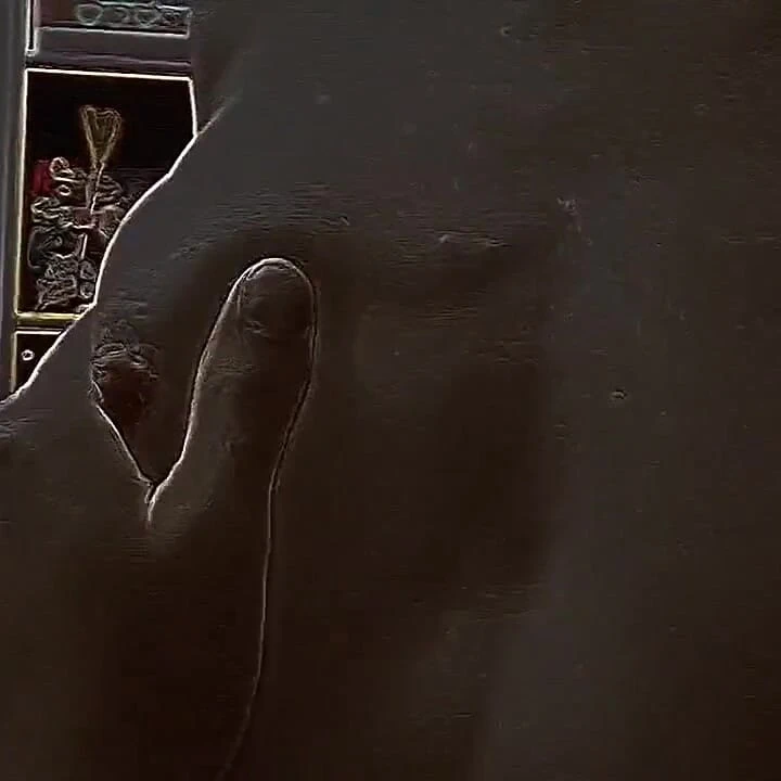 Diline boşalı zayıf genç kız.