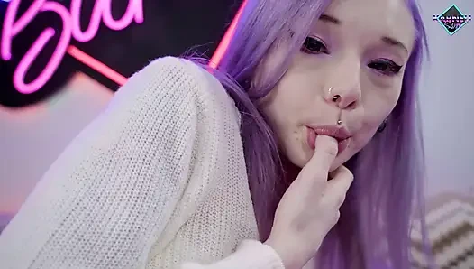 Yaramaz genç kız sıkı götünü oyuncaklarla eğitiyor. Karneli Bandi