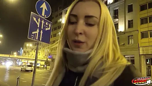 Alman izci - ateşli üniversiteli kız Amaris'i tavlıyor ve sert sikişiyor