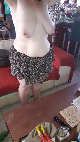 Striptiz iri güzel kadın