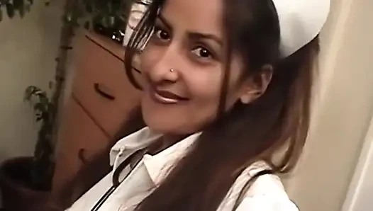 Büyük doğal göğüsler üçlü amcık sikişi... göte boşalma