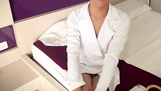 Patron, lezzetli trans sekreterin kıçını seviyor