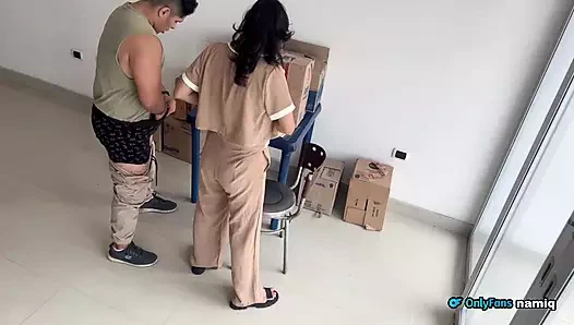 Seksi latin tanrıça patron çalışanını yerde yatarken yakalıyor