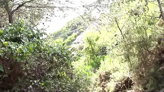 Çarpıcı çıplak sarışın ormanda vahşice götten sikiliyor