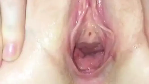 Büyük bir yapay penis ve şaşkın yakın çekim