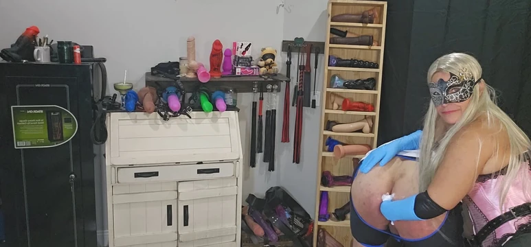 SARıŞıN KADıN KÖLENIN GÖTÜNE YUMRUK SOKUYOR VE SIKIYOR