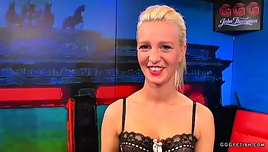 Minik sarışın jessy bukkakes ve yüz bakımı hoşlanır