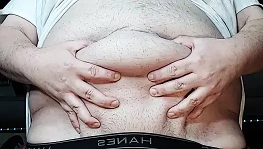 Tombul adam duruyor ve boşalıyor