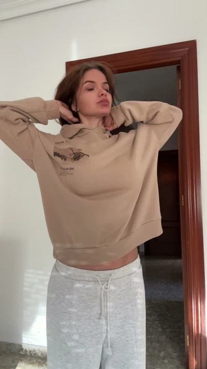 Hoodie'mi yukarı kaldırdım ve sonunda indirmeden önce yaklaşık on dakika öylece durdum