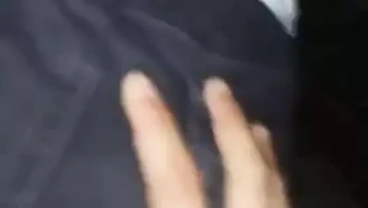 Genç bir çift kamu içinde azgın oluyor