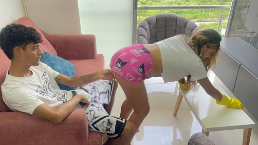 Latin hizmetçi yarağımda temizlik yaptığım için ona sert bir sikişle ödeme yapmamı istiyor.