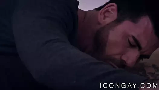 Sakallı çekici adamlar zaman kaybetmeden kıçı sert sikişiyor