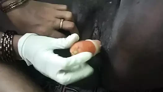 Hintli ateşli lezbiyen Tamil kadın amını havuçla sikerken edepsizce konuşuyor