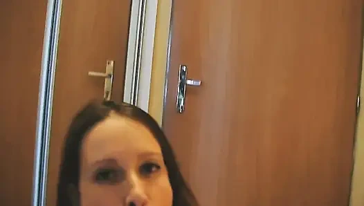 Küçük memeli seksi amatör sahne 2_slim esmer kız yerde dildoyla sikişiyor