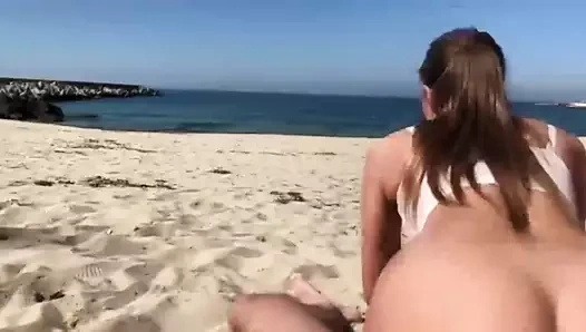 Sahilde çok ateşli seks! Amına boşalma