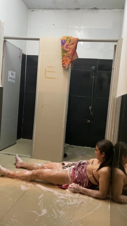 FN112 mutlu bir şekilde banyo yapıyorum. | Klip 1