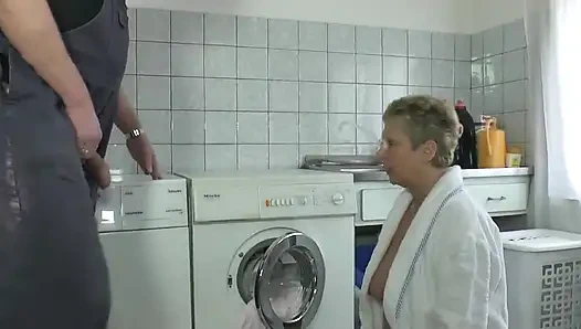 Büyük memeli sarışın orta yaşlı seksi kadın mutfakta sikişiyor