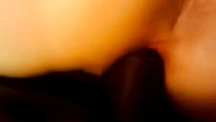 Beyaz bbc alma bir büyük siyah horoz itibaren arka