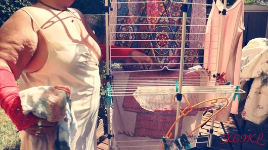 Üvey anne çamaşır yıkıyor