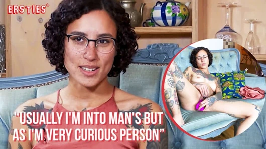 Ersties - dövmeli esmer dildoyla boşalıyor